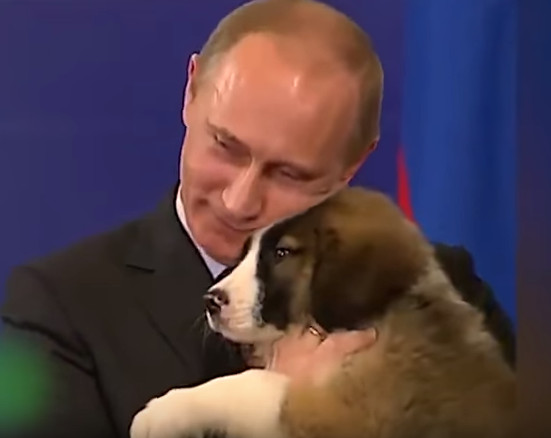 仔犬にほおずりするプーチン大統領