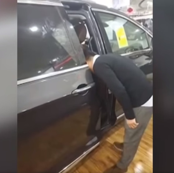 【出典：YouTube】車のドアに頭が挟まったカーセールスマン