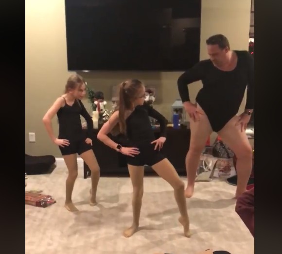 【出典：Facebook】娘たちとビヨンセを踊るパパ