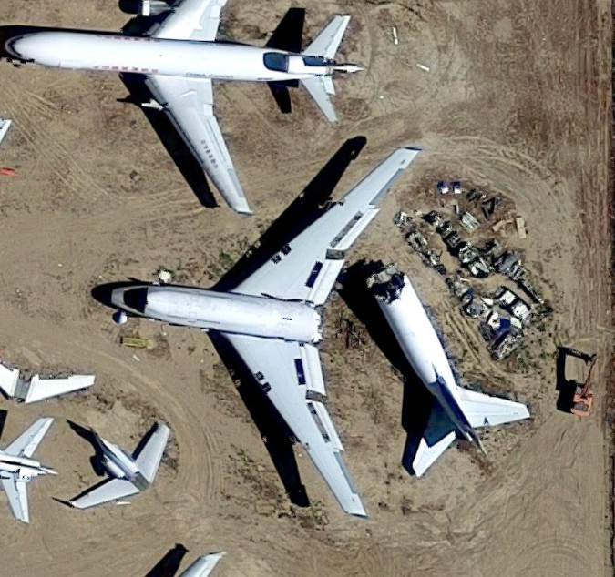 【出典:Googleマップ】真っ二つに破損した旅客機