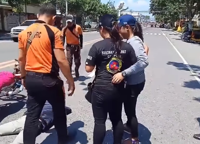 【出典：YouTube】ショックで立っていることもままならない女性を警官が支える。