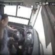 【出典：YouTube】乗客の女性がスマートフォンで運転手の頭を殴る