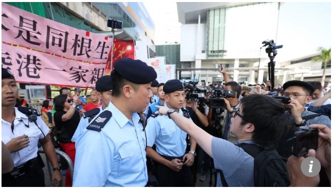 【出典:South China Morning Post】中国本土からの団体観光客へ講義する香港住民