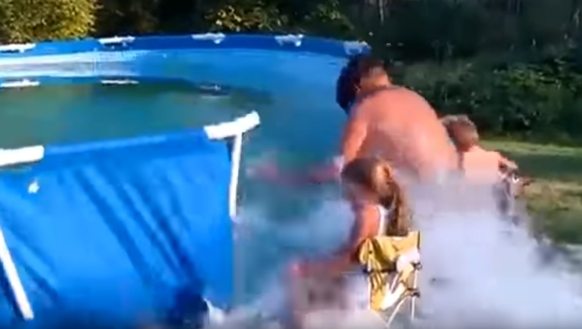【出典：I Like It／YouTube】巨大プールの水を一瞬で空にするおじいちゃん